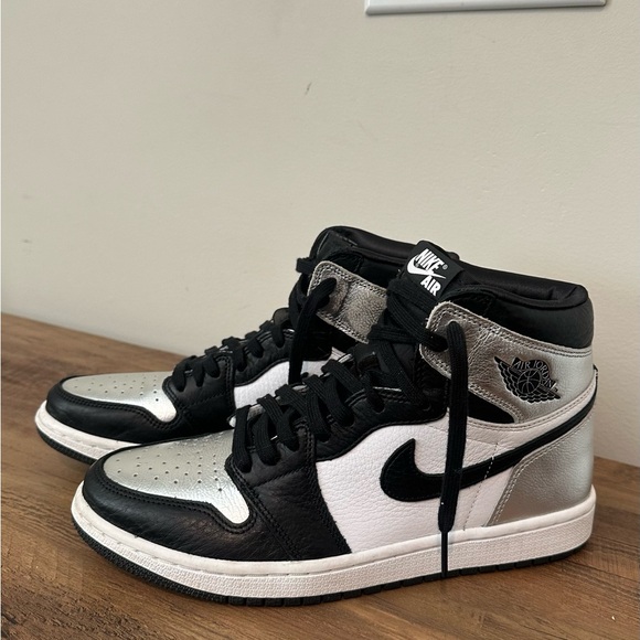 Authentic Air Jordan 1 Silver Toes Womens size 9.5. Excellent condition!! - Picture 4 of 7